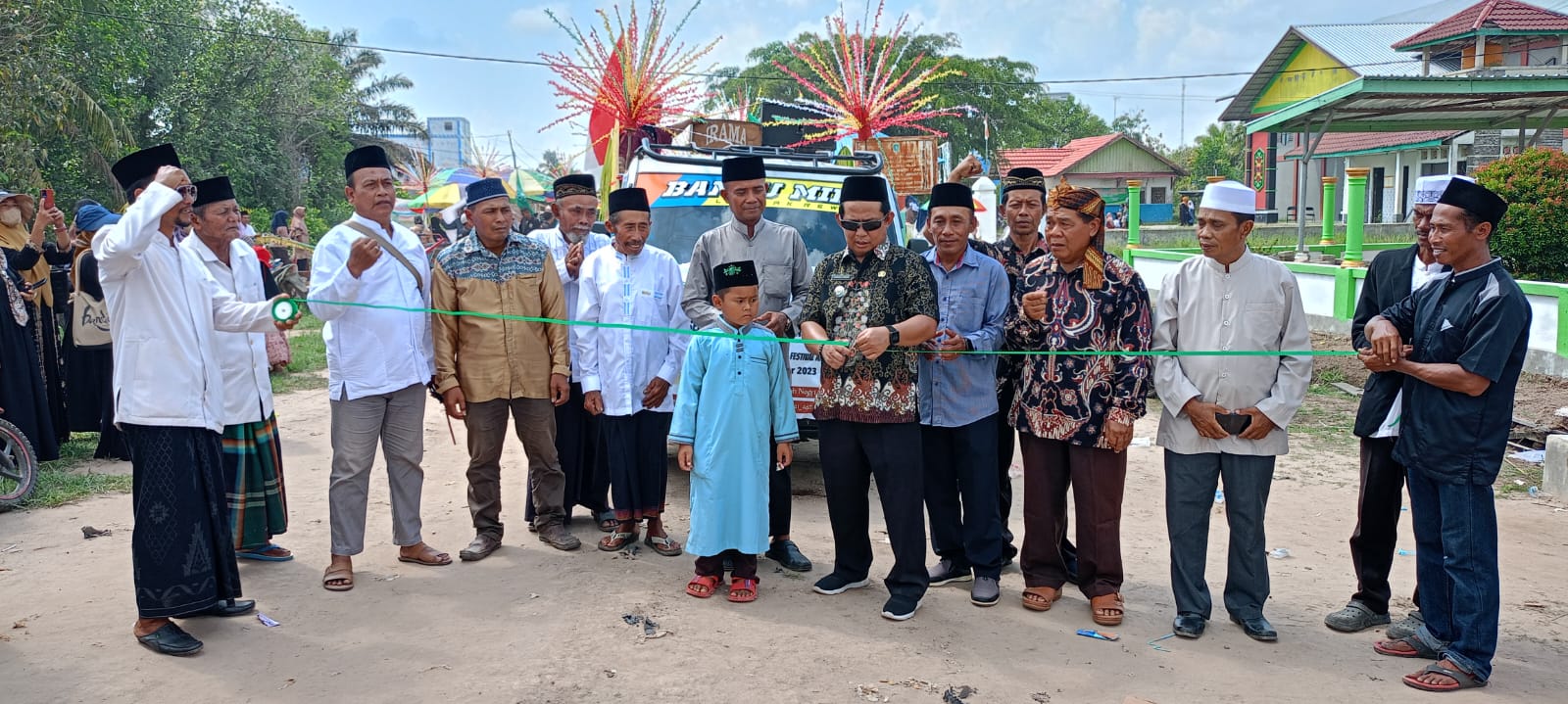 Camat Katingan Kuala saat mengunting pita tanda dimulainya pawai