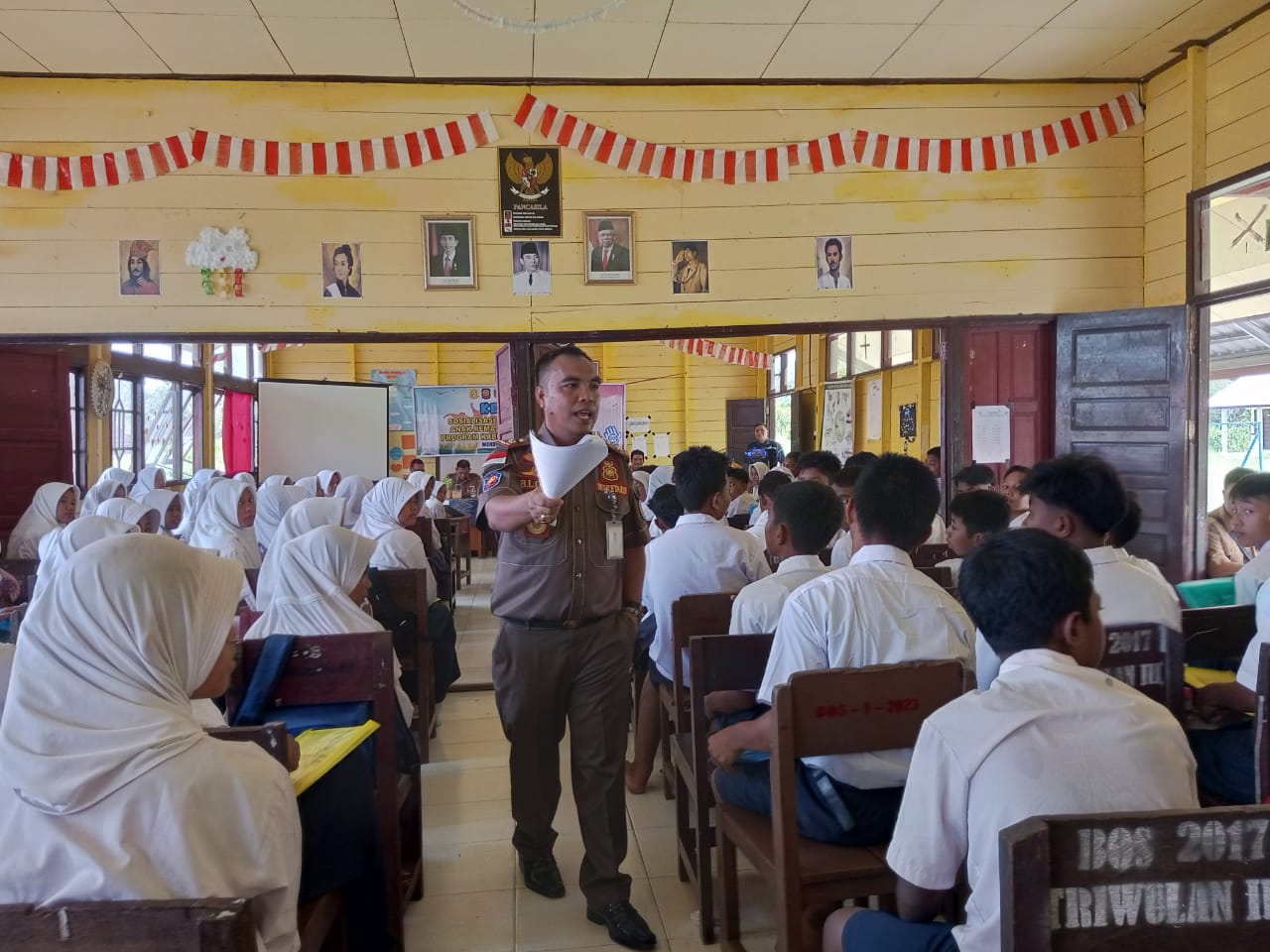 Sekretaris Satpol PP dan Damkar Katingan berinteraksi dengan siswa