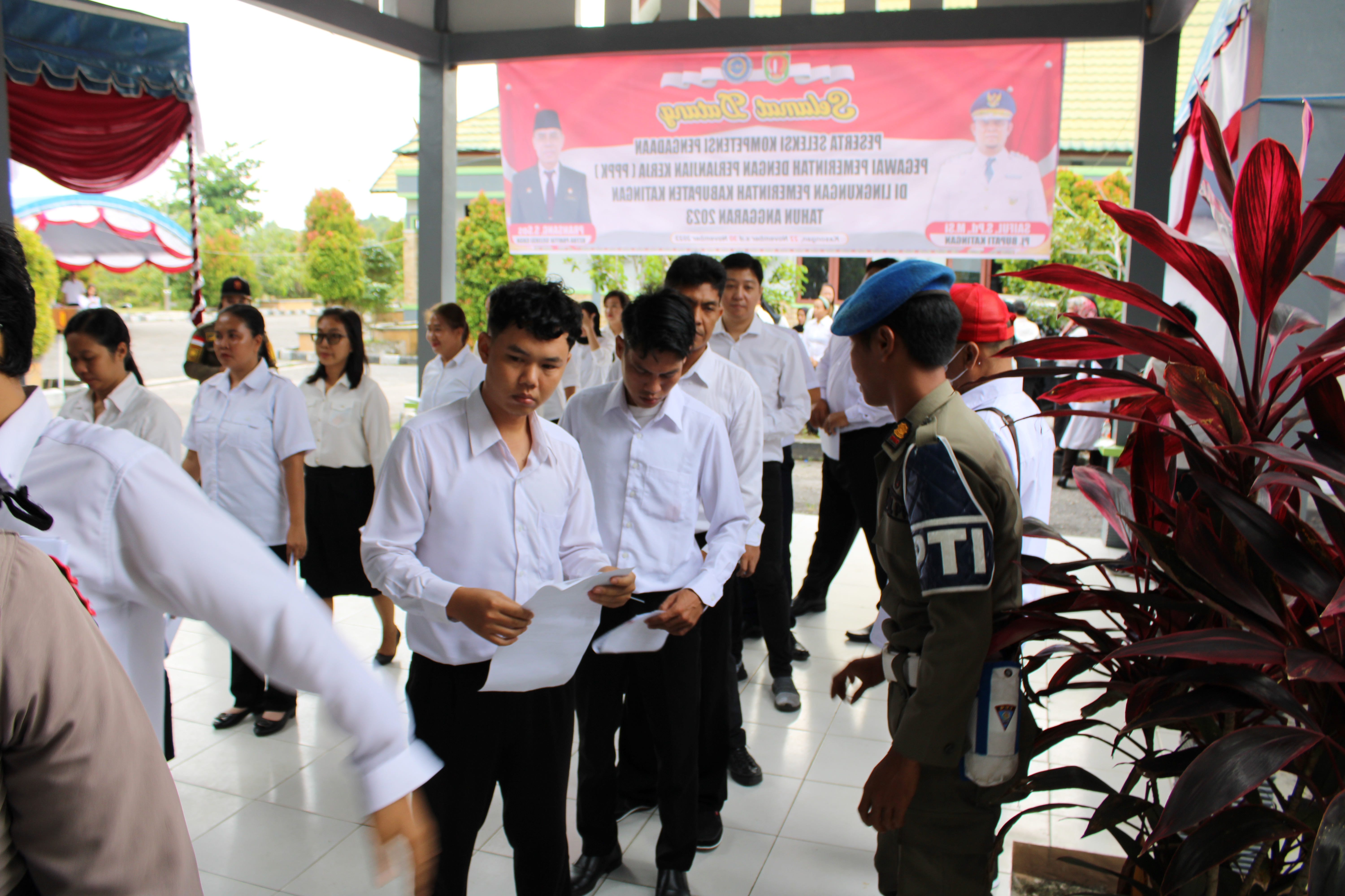 Satpol PP bersama POLRI dan BKN melakukan pemeriksaan pada peserta