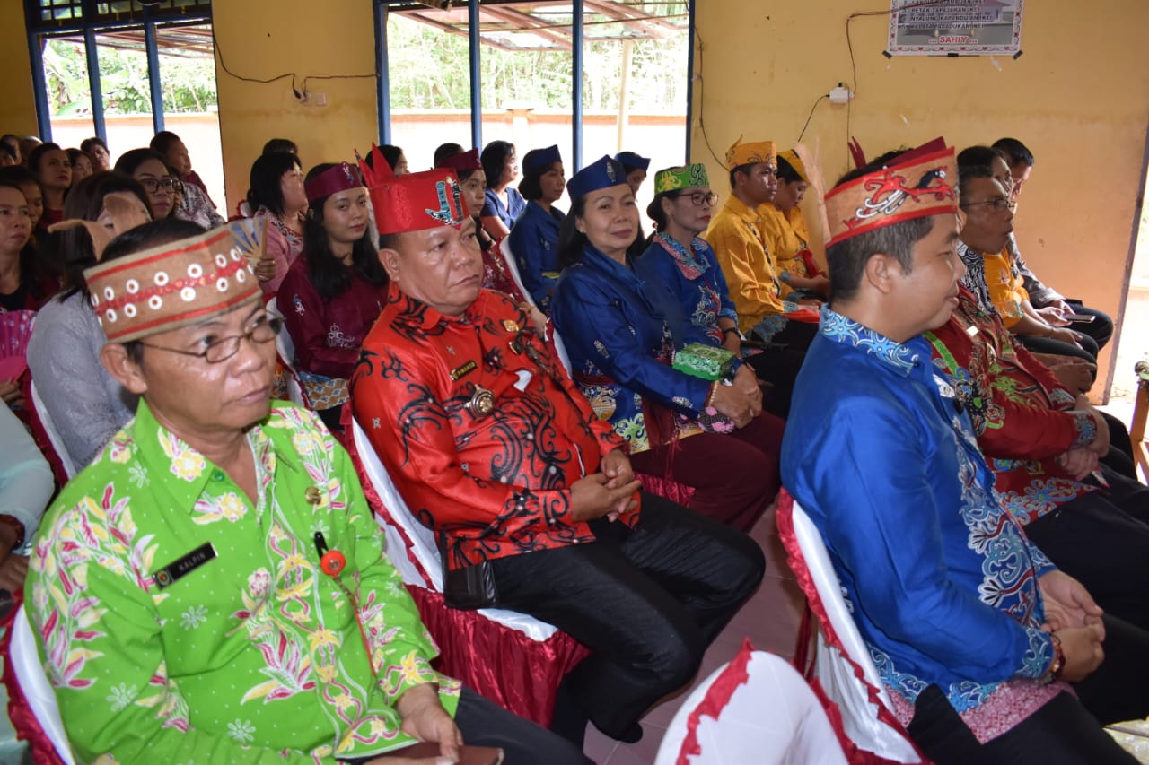 Kasat Pol PP dan Damkar hadir dengan mengenakan Batik Merah