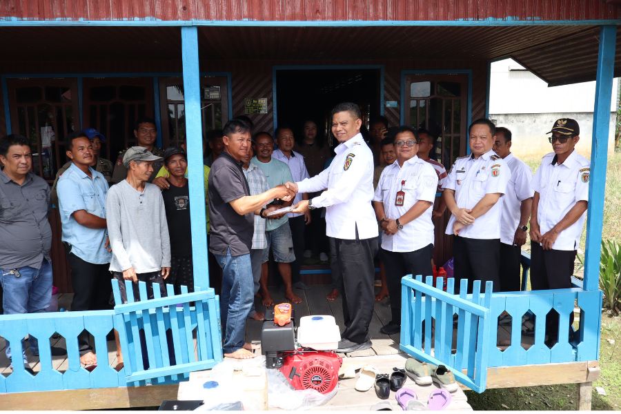 Wabup Serahkan Bantuan Mesin Alkon kepada Kelompok Nelayan Desa Petak Bahandang