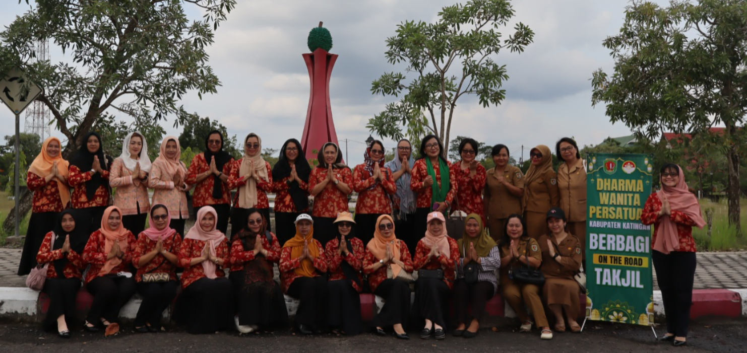 TEBAR KEPEDULIAN DI BULAN RAMADAN, DWP KABUPATEN KATINGAN BAGIKAN TAKJIL 