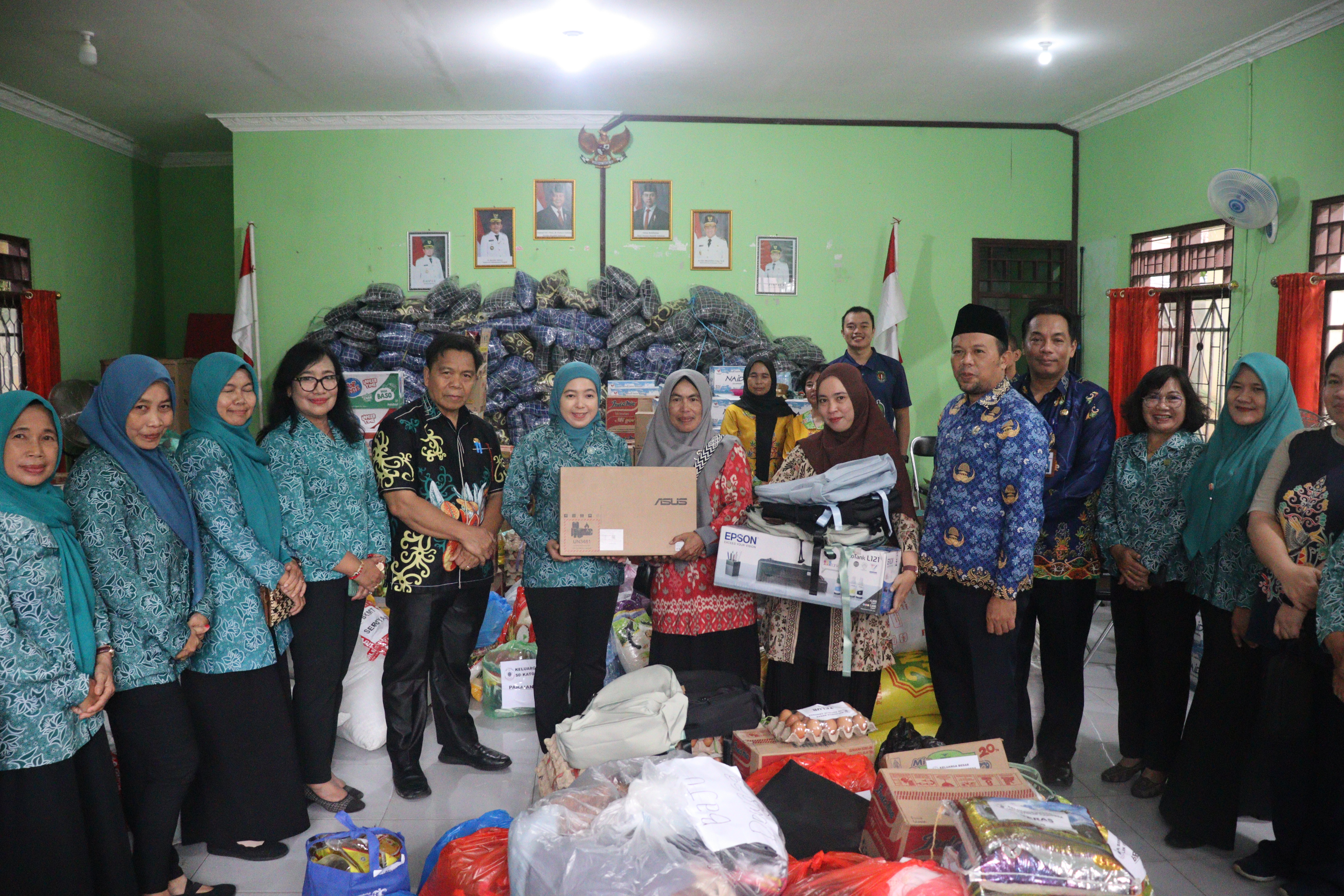 Ketua TP-PKK Katingan Serahkan Bantuan untuk Korban Kebakaran di Kasongan Lama