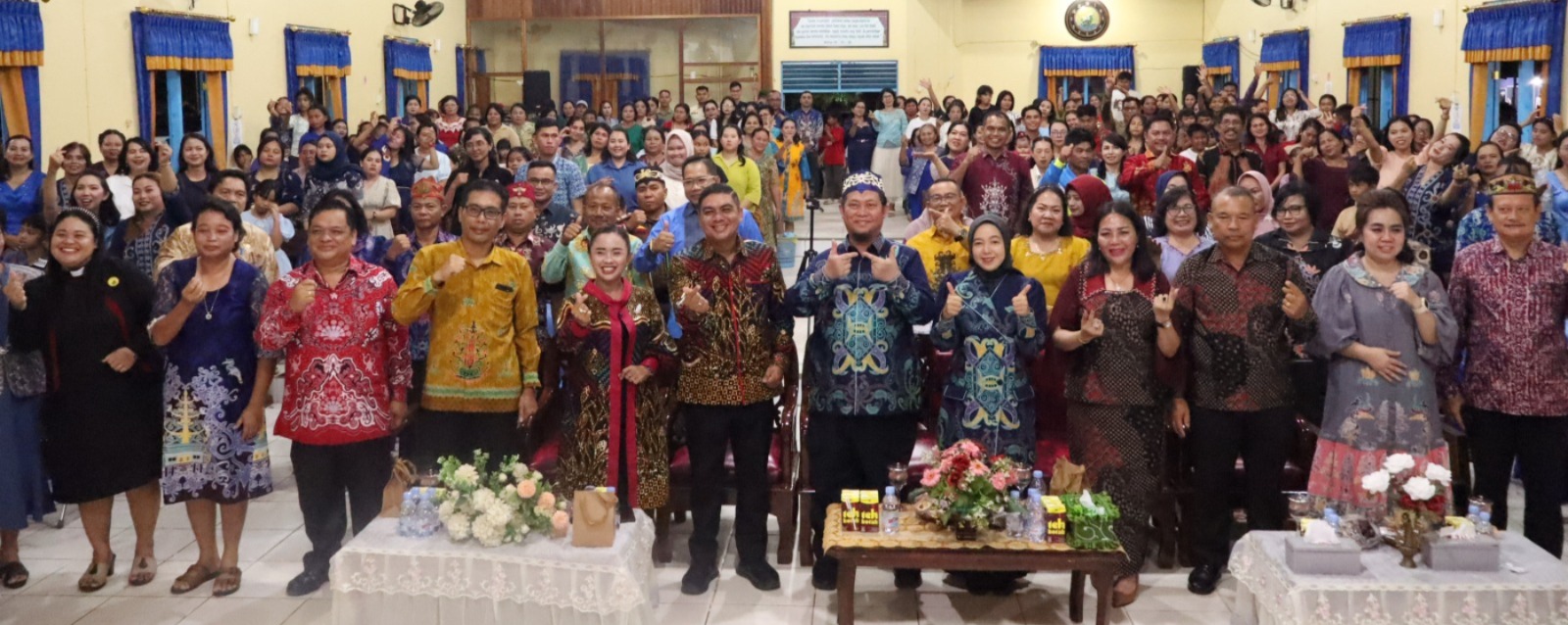 BUPATI KATINGAN LAKSANAKAN SAFARI NATAL DI DESA SAMBA DANUM, SERAHKAN BANTUAN DAN HASIL PEMBANGUNAN SARANA PENDIDIKAN