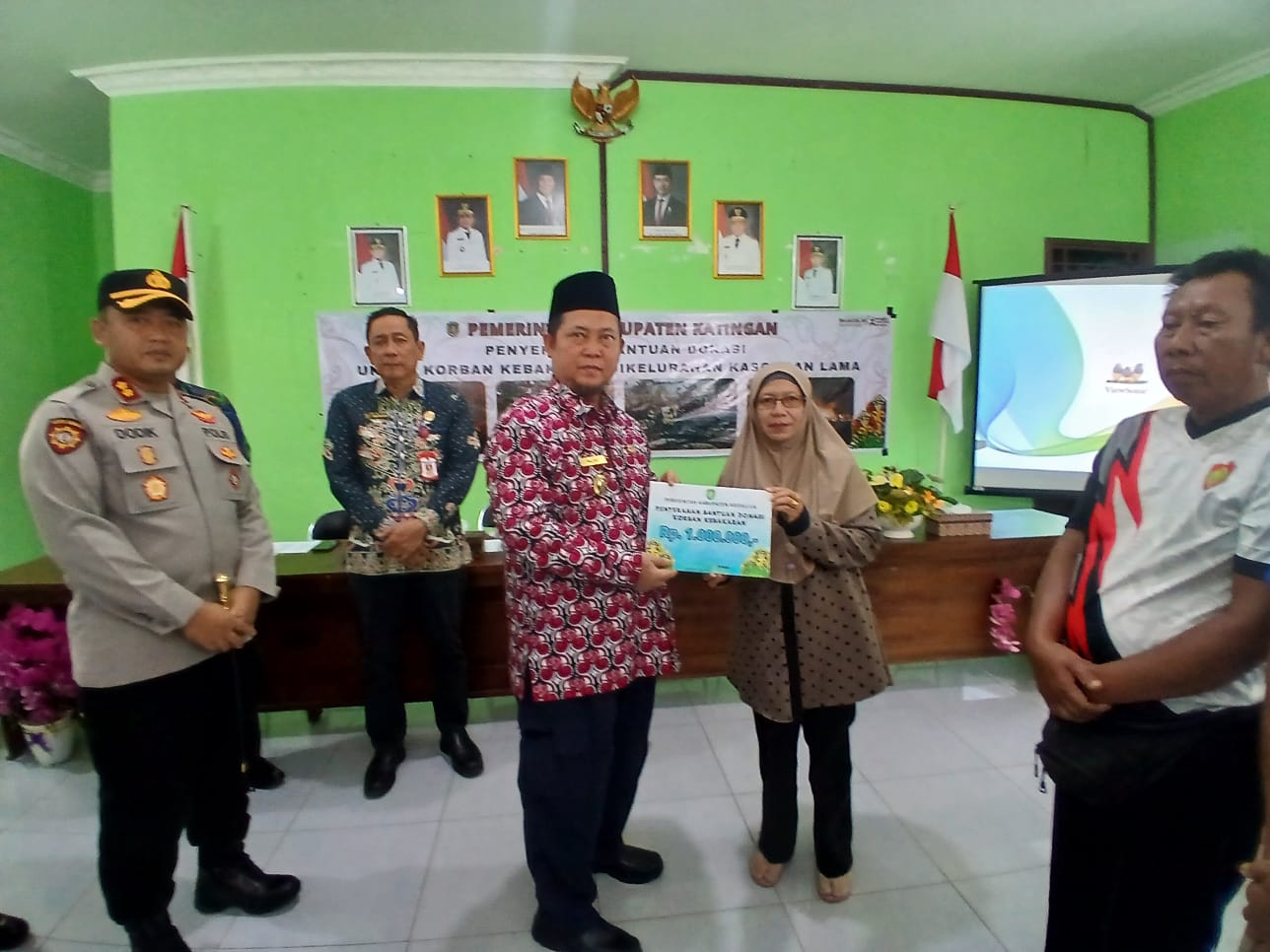 DUKUNG PEMULIHAN PASCA KEBAKARAN, KESBANGPOL KATINGAN HADIR DALAM PENYERAHAN BANTUAN BAGI KORBAN KEBAKARAN PASAR LAMA KASONGAN OLEH PEMKAB KATINGAN