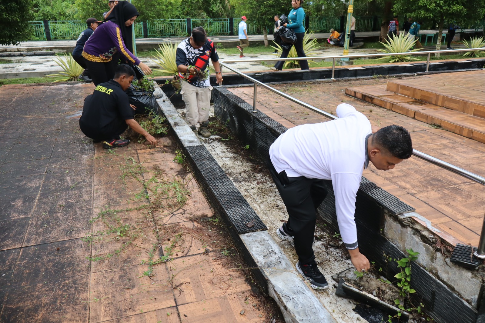 Wabup Firdaus Pimpin OPD Gelar Jumat Bersih, Taman Religi Kasongan Ditata Lebih Nyaman
