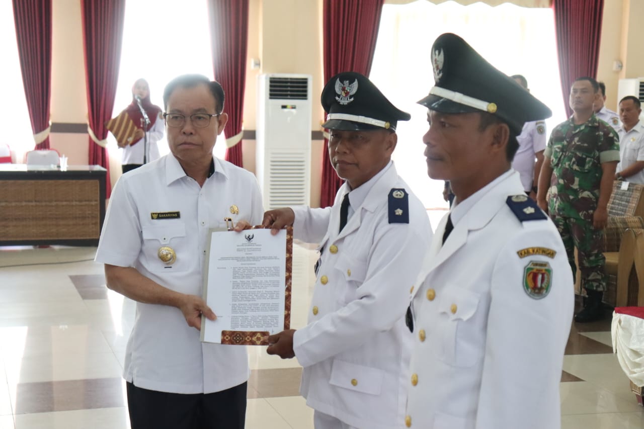 Penyerahan SK Pelantikan Kepala Desa oleh Bupati Katingan