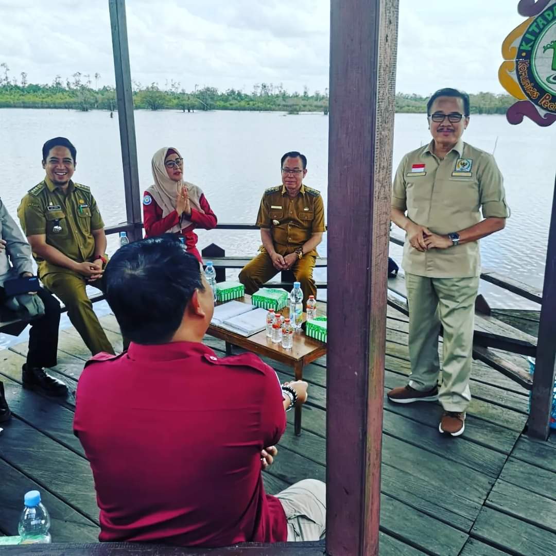 Gambar DPD-RI Agustin Teras Narang dan Bupati Katingan Sakariyas di Danau Bulat