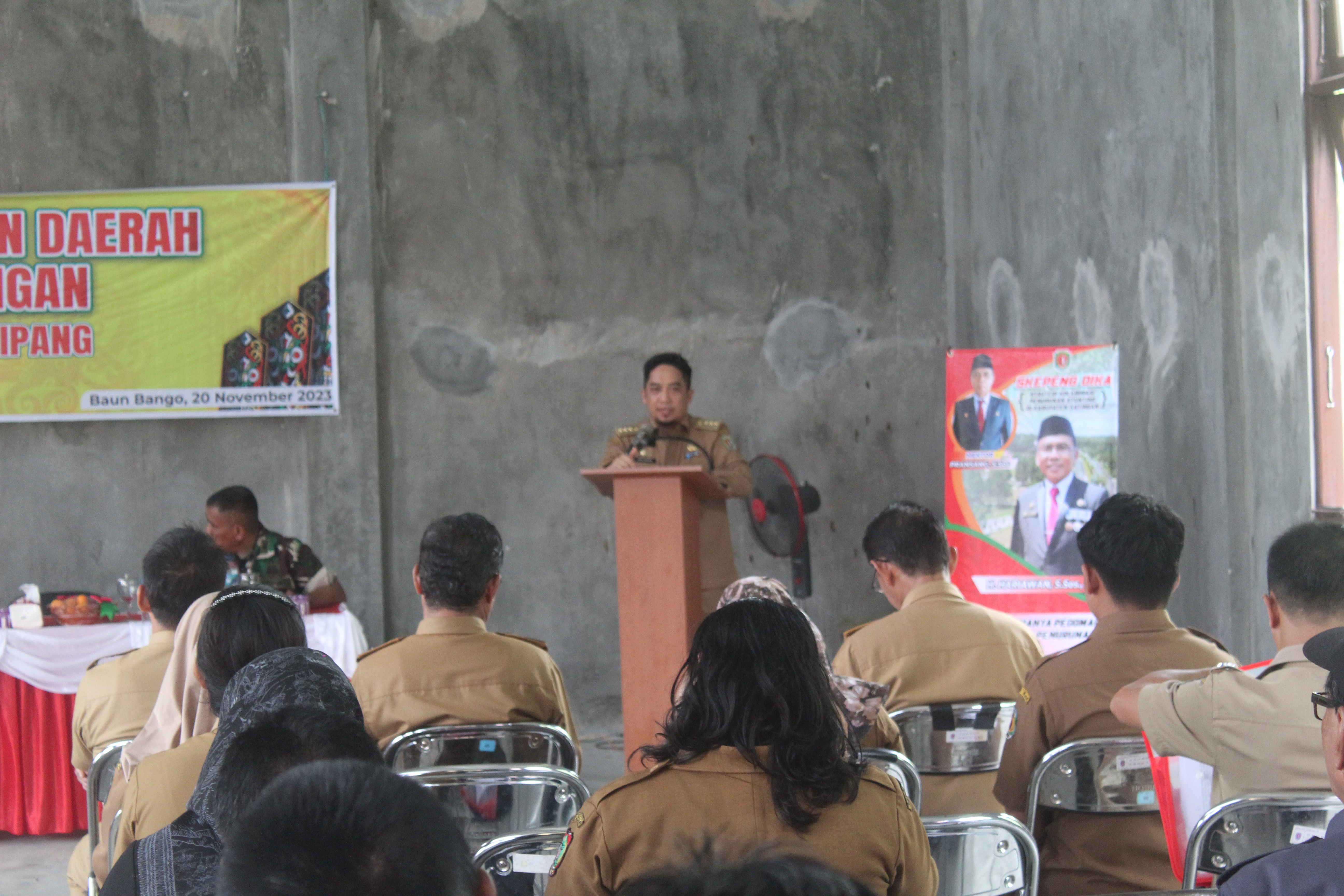 Camat kamipang Dalam Pembukaan Sosialisasi PERDA