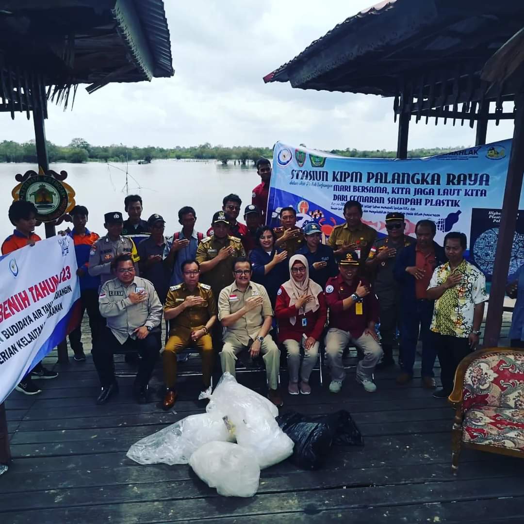 Foto Bersama Gambar DPD-RI Agustin Teras Narang dan Bupati Katingan Sakariyas