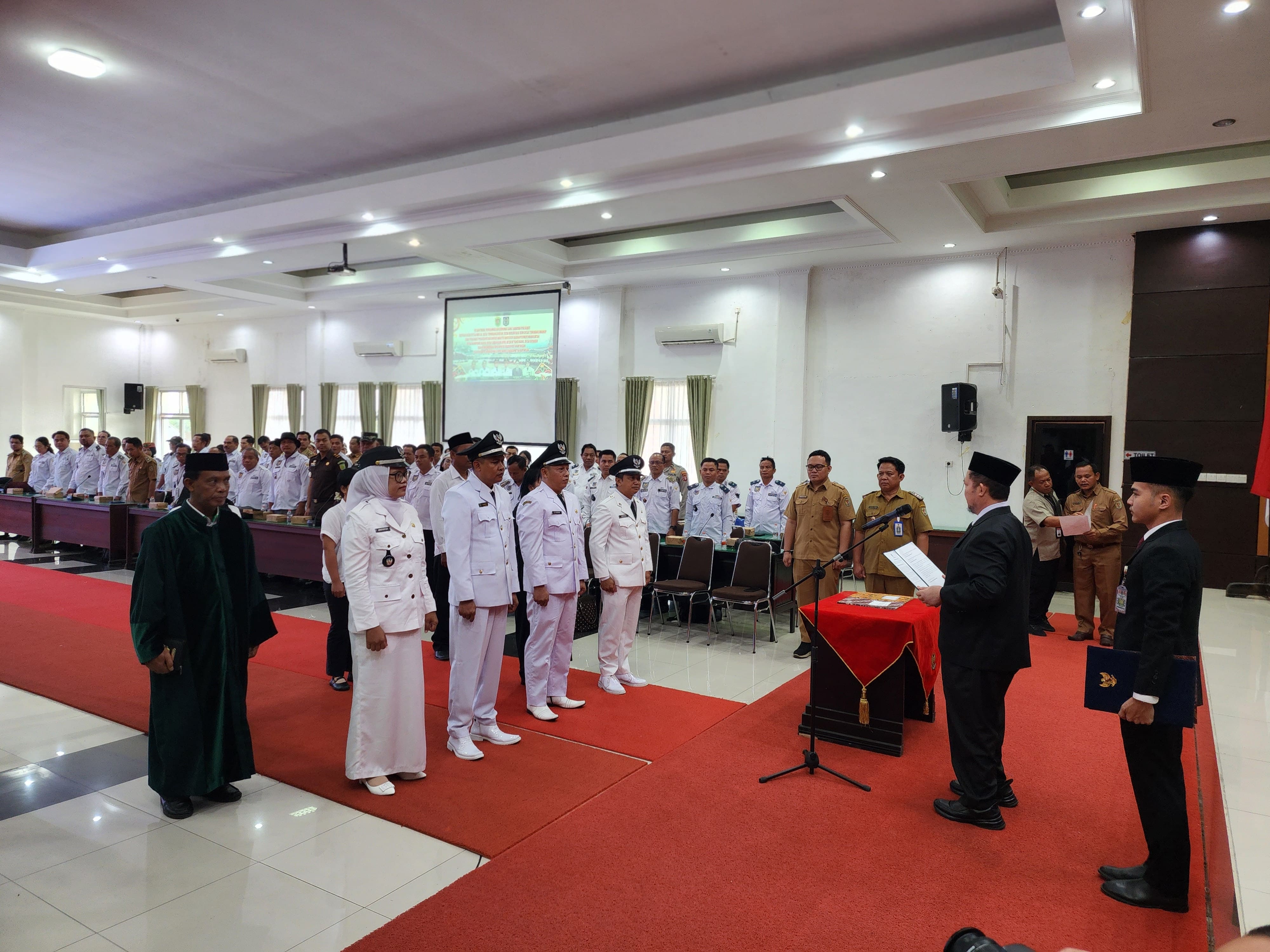 Bupati Katingan Lantik Penjabat Kepala Desa dan PAW BPD, Serta Kukuhkan DPK APDESI Kabupaten Katingan, Tegaskan Komitmen Penguatan Pemerintahan Desa