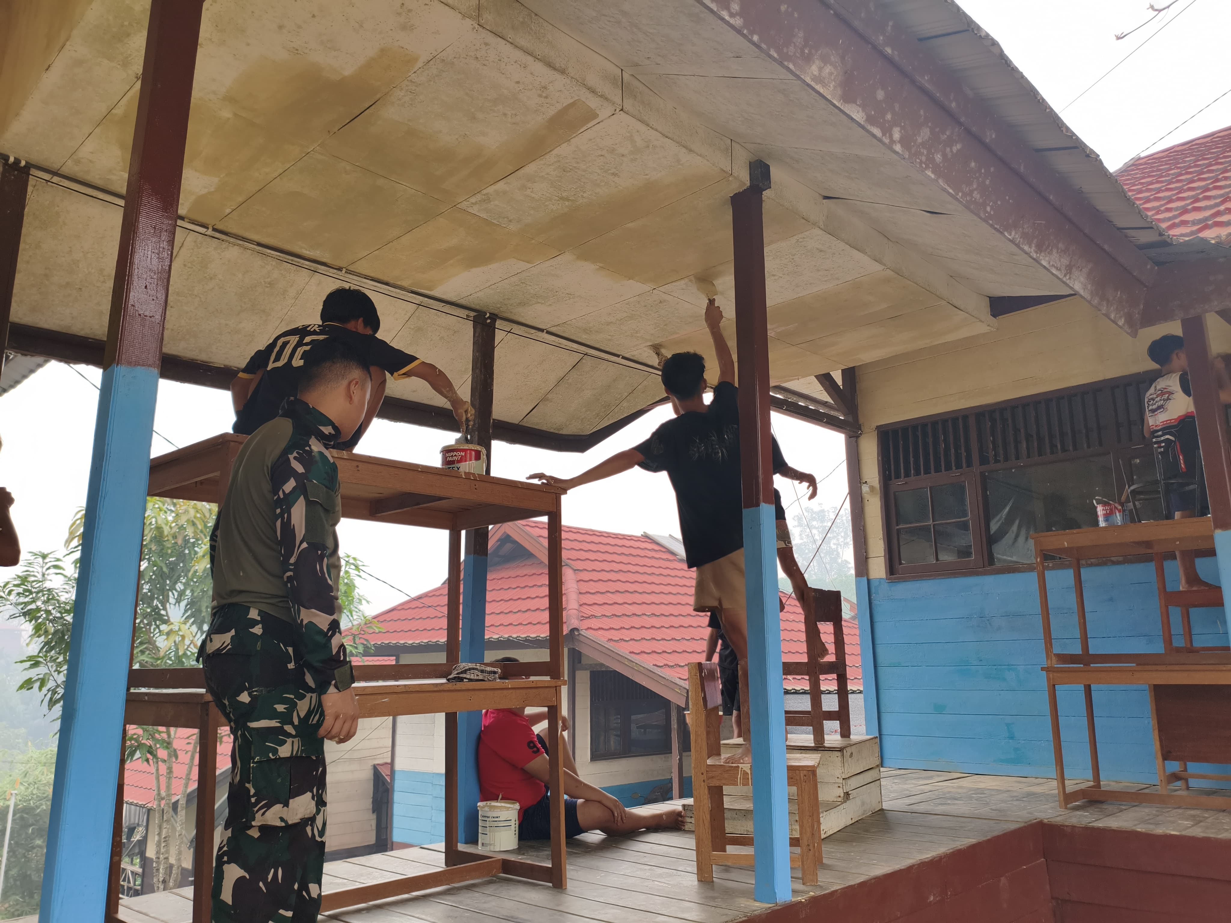 TNI AD BERSAMA MASYARAKAT LANJUTKAN REHABILITASI SMPN 2 SANAMAN MANTIKEI