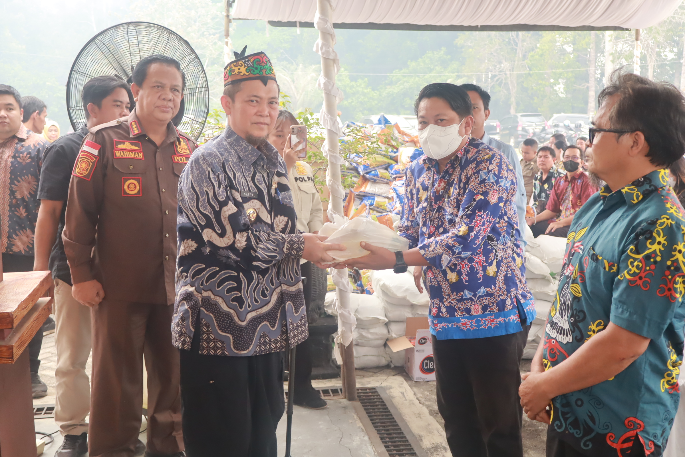 Bupati Katingan Serahkan Bantuan Pangan Murah bagi ASN dan PPPK