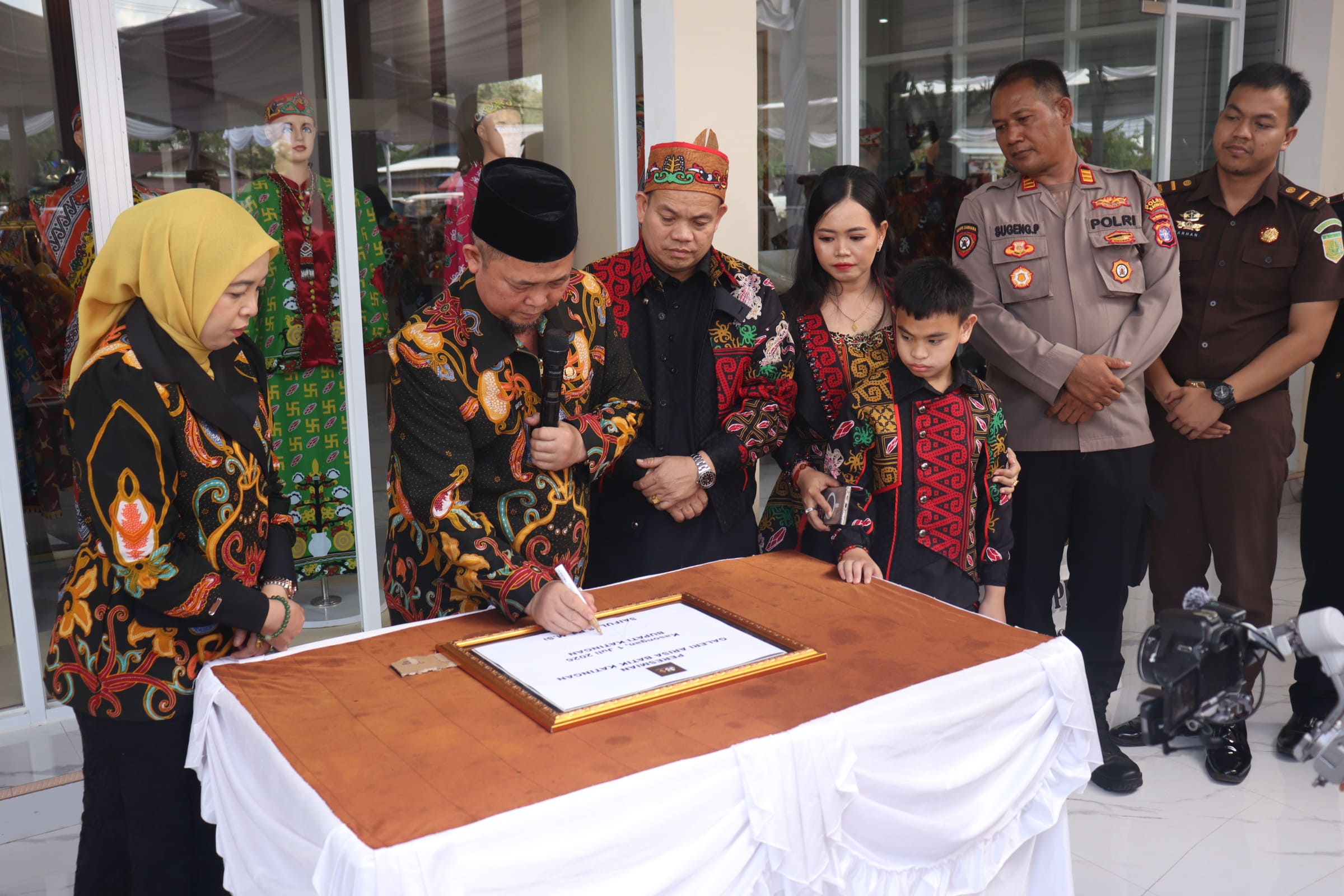 Bupati Katingan dan Ketua Dekranasda Resmikan Galeri Arisa Batik Katingan, Dorong Pelestarian Budaya dan UMKM Daerah