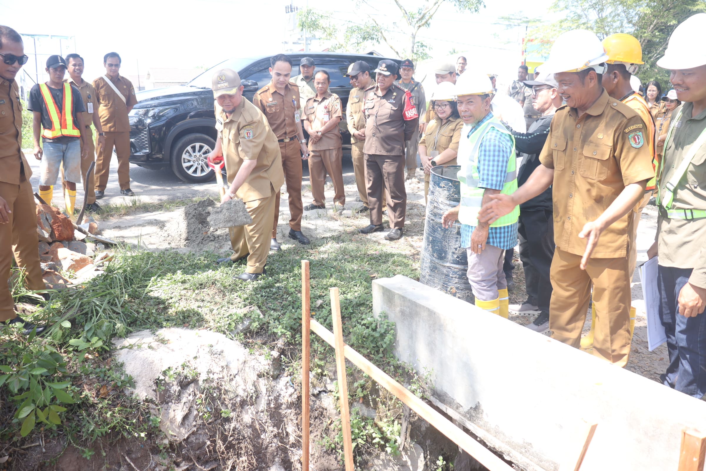 Bupati Katingan Lakukan Peletakan Batu Pertama Pembangunan Siring Drainase di Ruas Jalan Soekarno–Hatta