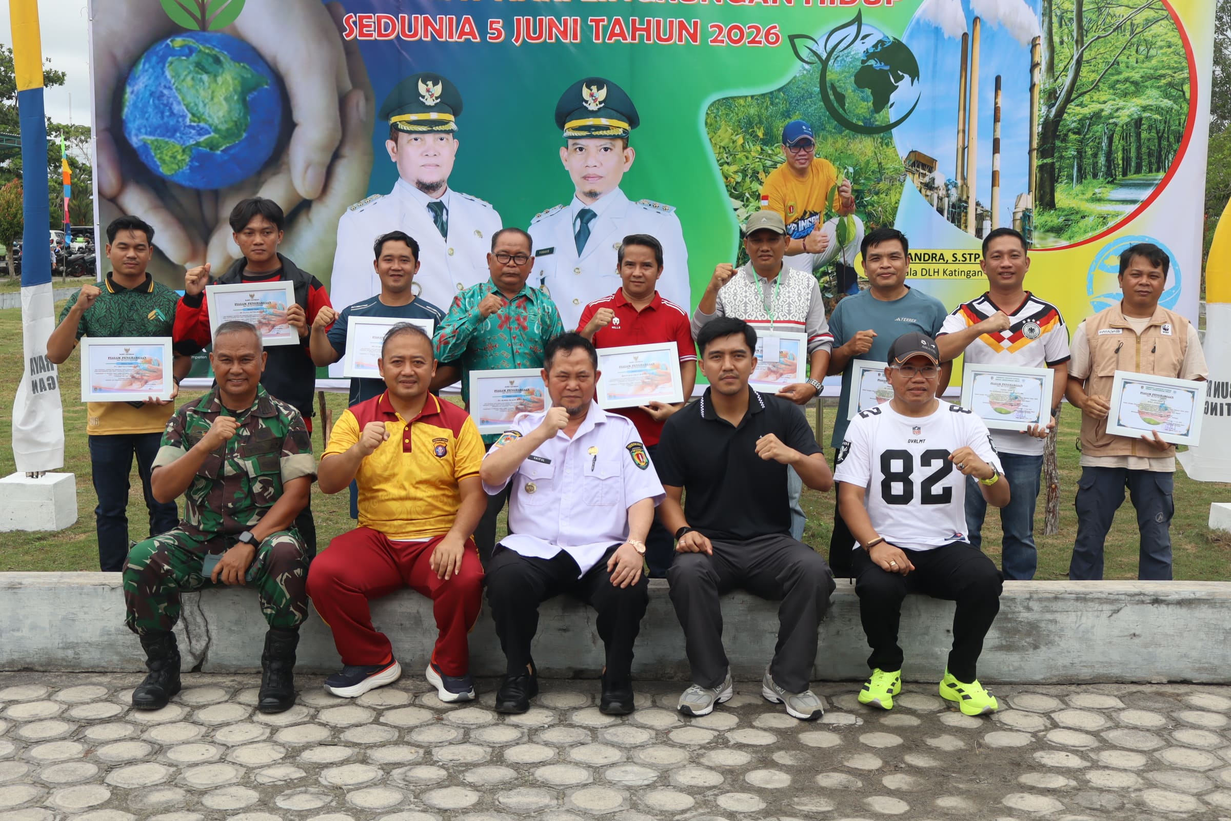 Bupati Katingan Serahkan Piagam Penghargaan kepada Pelaku Usaha dan Pihak yang Berkontribusi dalam Pelestarian Lingkungan Hidup