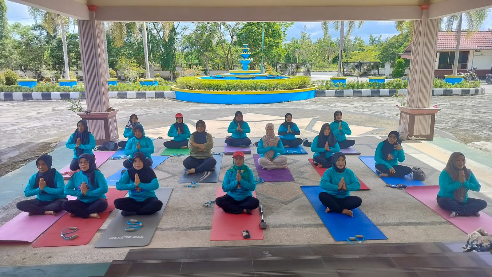 PERWOSI KATINGAN GAUNGKAN HIDUP SEHAT, NY. TRI WINDARTI FIRDAUS IKUTI YOGA BERSAMA