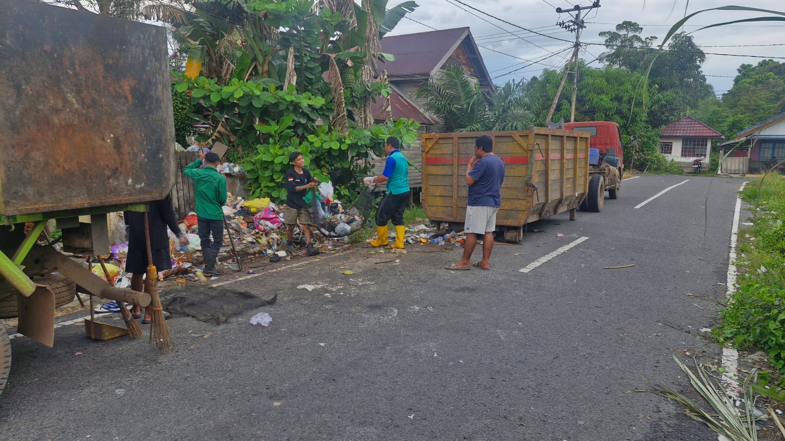Laporan Warga Ditindaklanjuti, DLH Katingan Angkut Sampah yang Menumpuk di TPS Kasongan