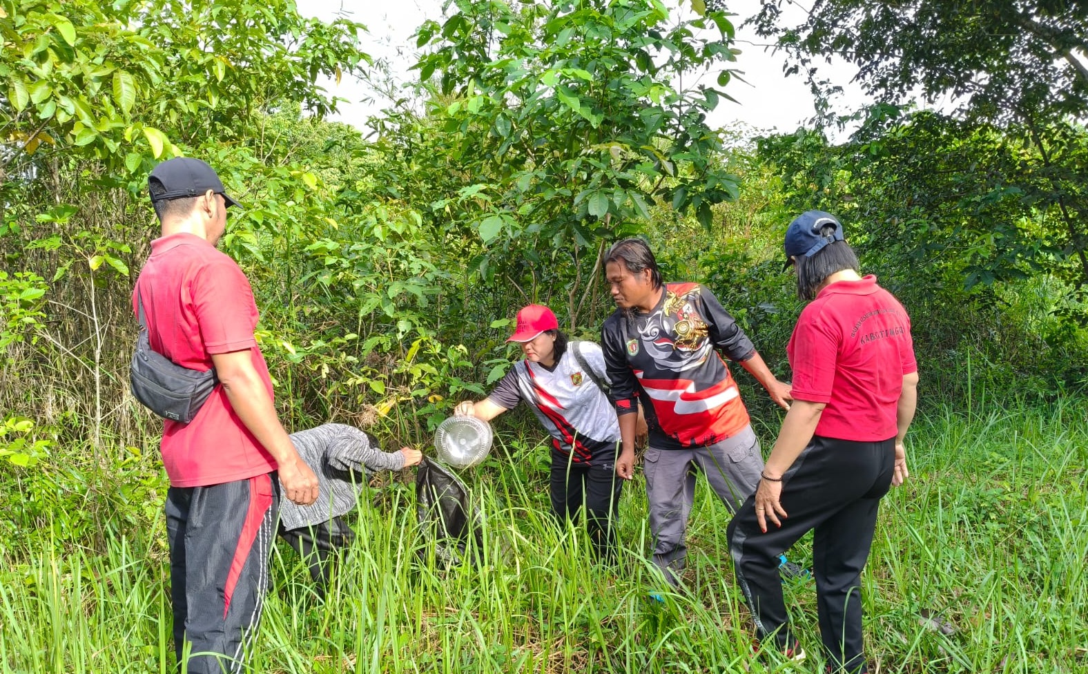 Aksi Nyata HLH 2026: ASN Kesbangpol Katingan Bersihkan Jalur Protokol Kompleks Perkantoran