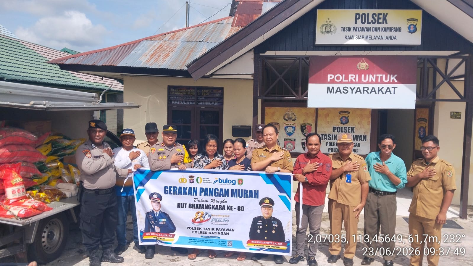 SAMBUT HUT BHAYANGKARA KE-80, PEMKAB KATINGAN DAN BULOG GELAR GERAKAN PANGAN MURAH DI TASIK PAYAWAN