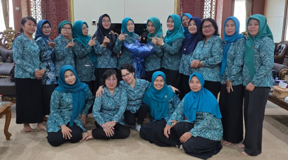 PENGHARGAAN ADHI BHAKTI UTAMA JADI PENGINGAT PENTINGNYA DEDIKASI KADER PKK BAGI KESEJAHTERAAN KELUARGA