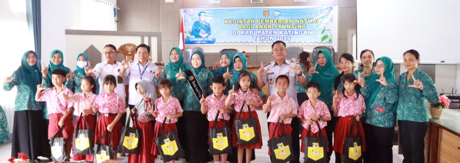 KETUA TP-PKK KATINGAN SERAHKAN BANTUAN PERALATAN SEKOLAH BAGI SISWA SD DI TEWANG SANGALANG GARING