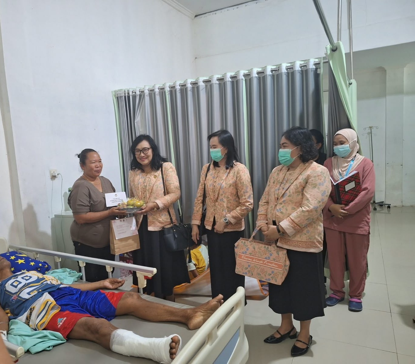 Wujud Kepedulian, Ketua DWP Kabupaten Katingan Kunjungi Pasien RSUD Mas Amsyar Kasongan