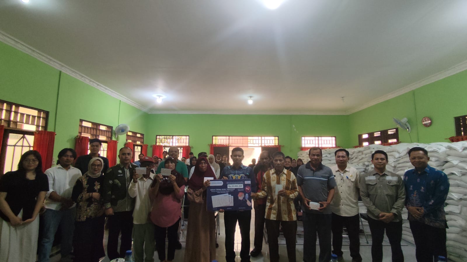 WARGA KELURAHAN KASONGAN LAMA TERIMA BANTUAN BEDAH RUMAH BSPS