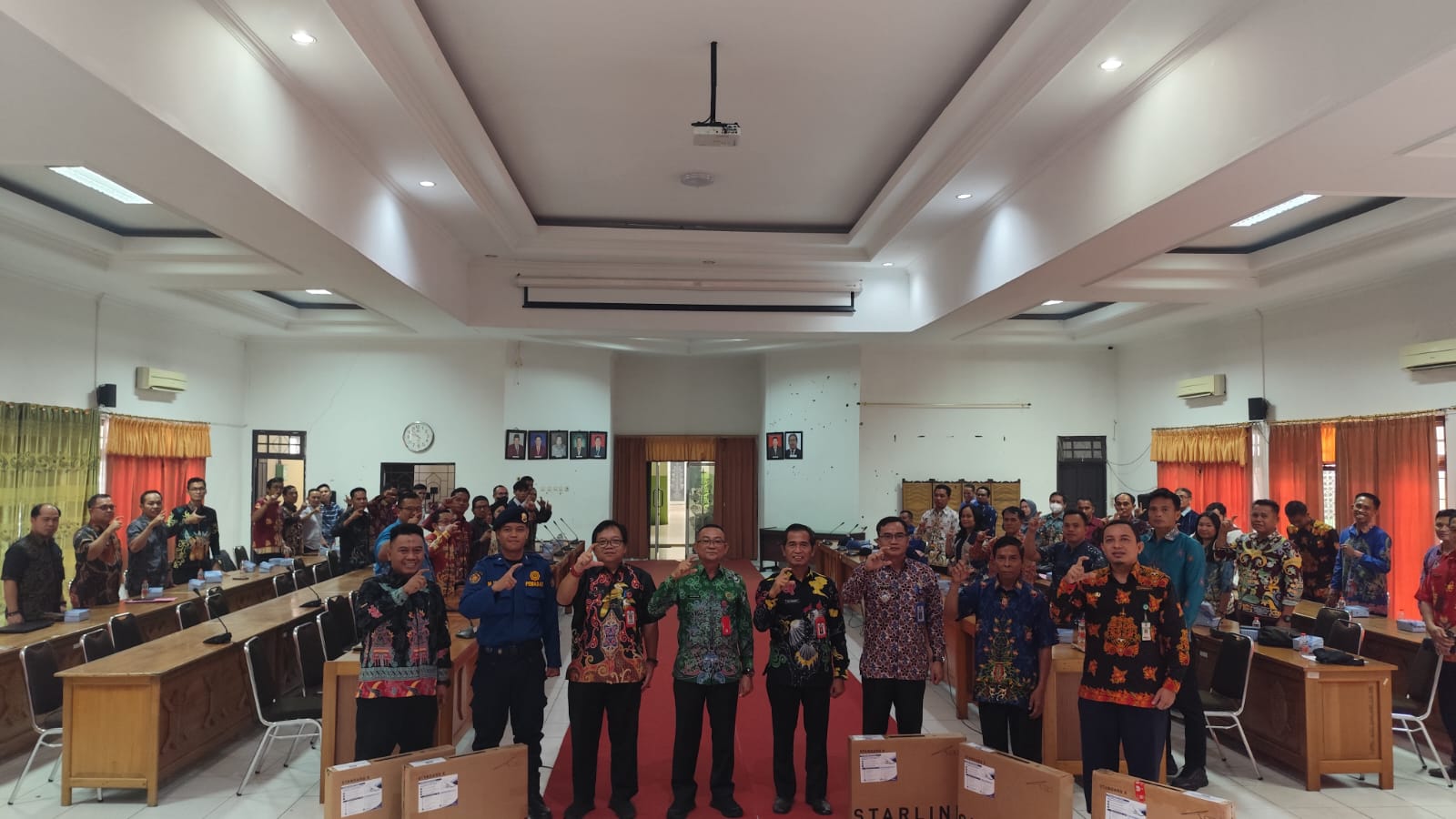 SALURKAN PERANGKAT STARLINK, PEMKAB KATINGAN HARAPKAN KONEKTIVITAS DAN PENINGKATAN PELAYANAN PUBLIK SAMPAI KE DAERAH PELOSOK