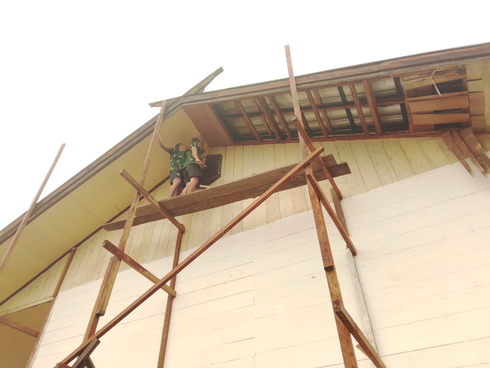 Rehabilitasi Sekolah dan Mushola di Tumbang Baraoi, Progres Capai 75 hingga 90 Persen