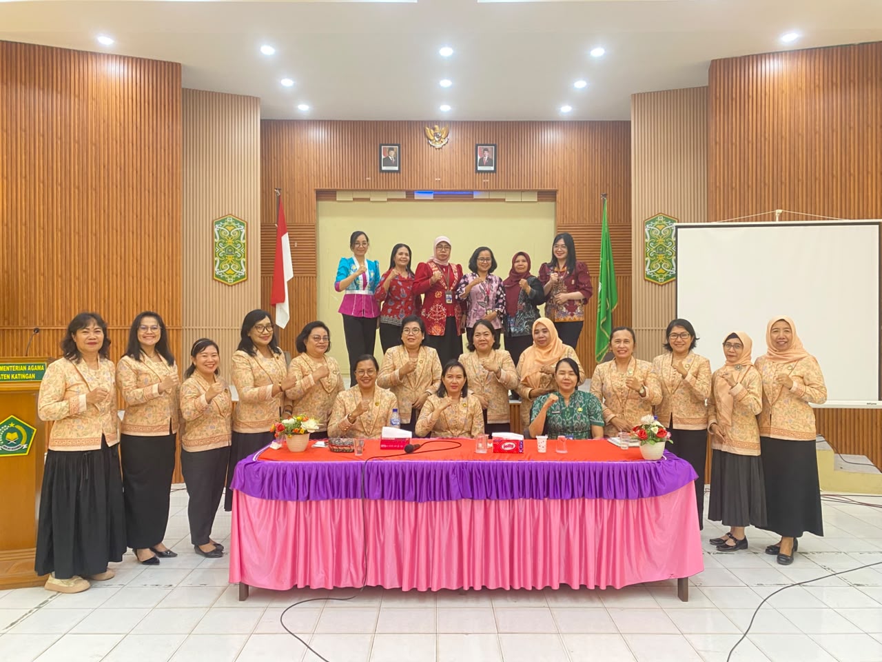 DWP KATINGAN DORONG KREATIVITAS ANGGOTA MELALUI PRAKTIK PEMBUATAN SABUN ECOENZIM UNTUK RUMAH TANGGA