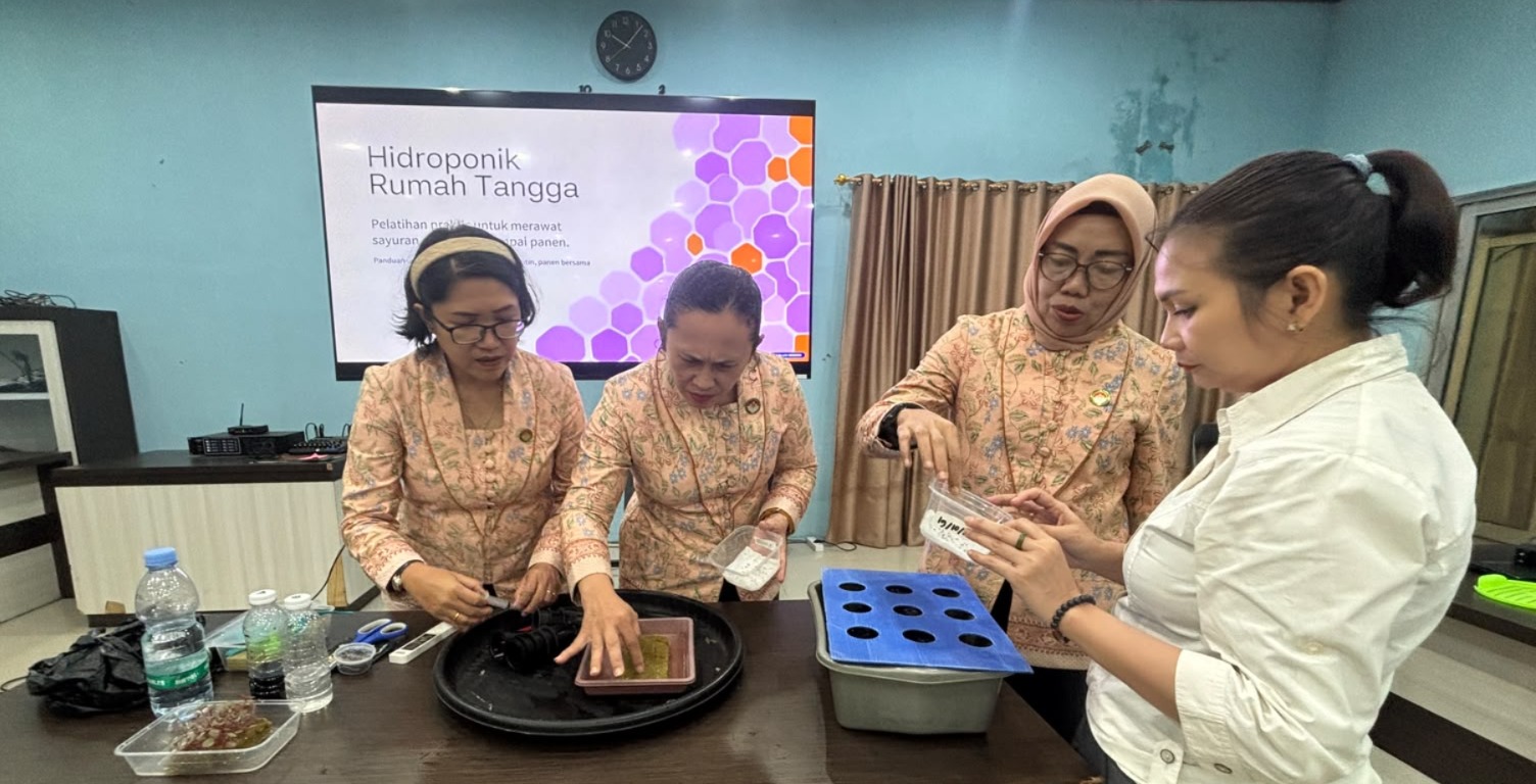 DWP DISKOMINFOSTANDI KATINGAN PRAKTIK HIDROPONIK, DORONG KELUARGA HASILKAN SAYURAN SEHAT DARI RUMAH