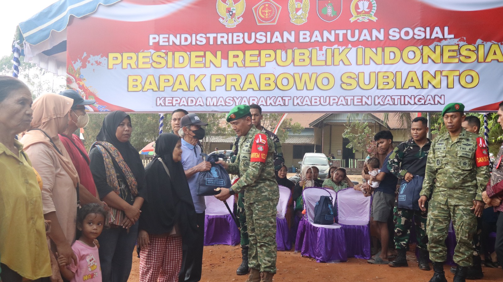 DANREM 102/PANJU PANJUNG BUKA BAKTI TNI AD UNTUK RAKYAT DI KATINGAN DAN SALURKAN 317 PAKET SEMBAKO BANTUAN PRESIDEN RI